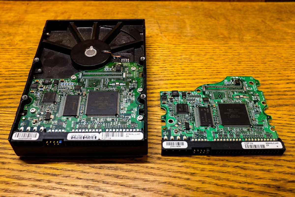 Carte PCB de disque dur Seagate présentant des traces de brûlure après surtension