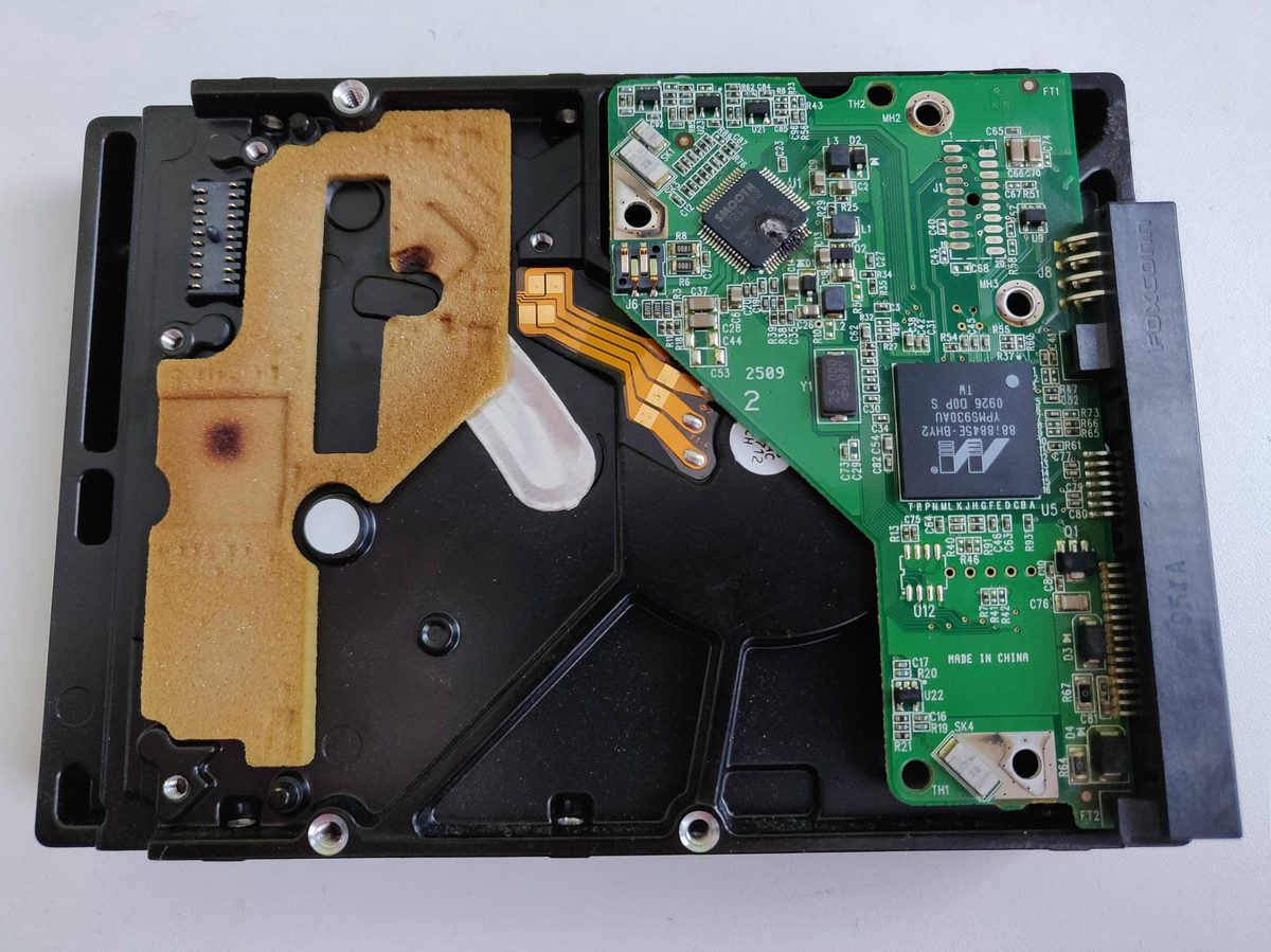 Composant électronique endommagé sur la carte PCB d'un disque dur défaillant