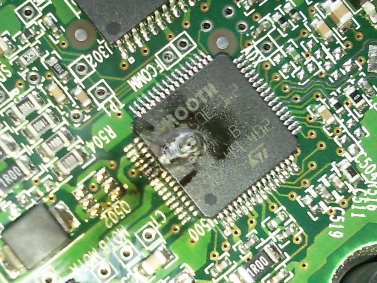 Puce ROM sur carte électronique de disque dur contenant les paramètres d'adaptation uniques