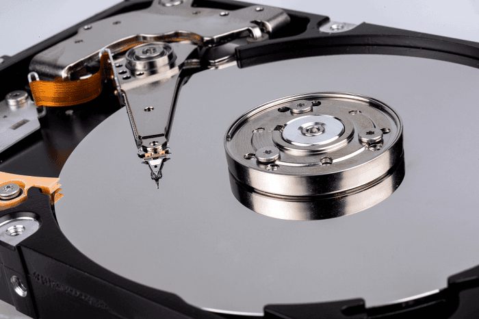 Progression de la dégradation d'un disque dur lent vers la panne mécanique avec clics