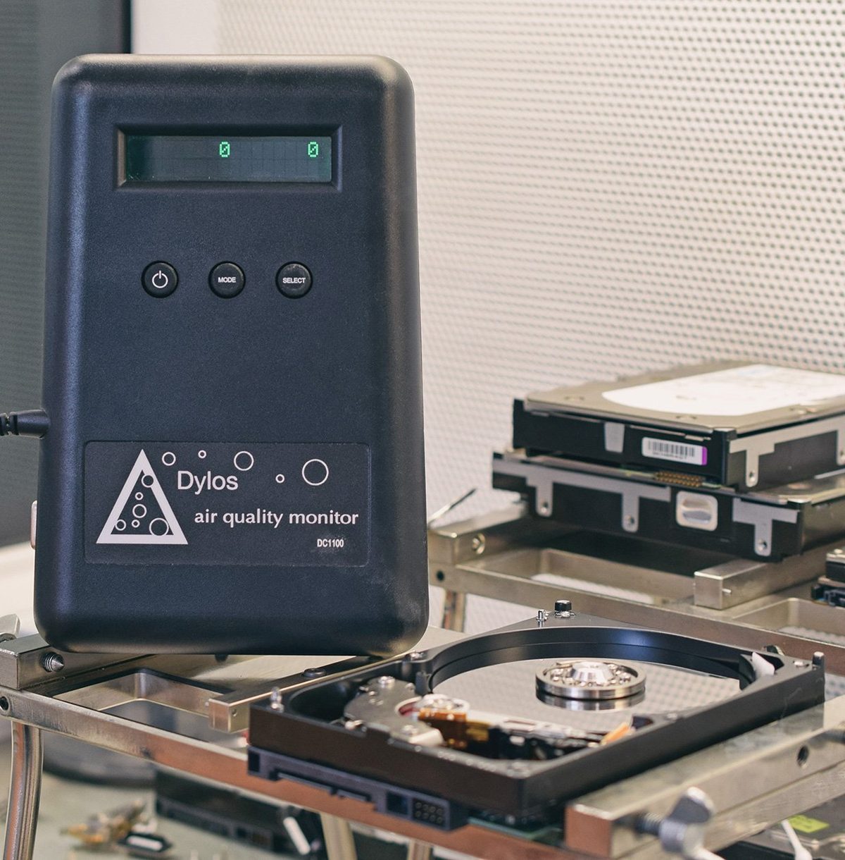 Salle blanche ISO 5 avec technicien prêt à intervenir sur un disque dur non reconnu
