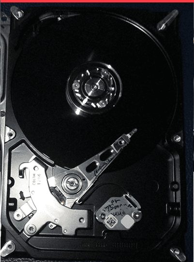 Destruction physique irréversible de la surface magnétique d'un disque dur rayé par les têtes