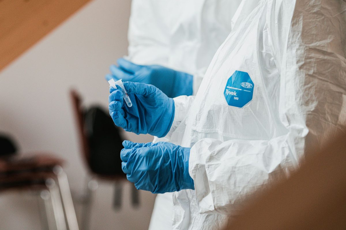 Pièce ordinaire présentée comme salle blanche, sans filtration d'air ni équipements ISO