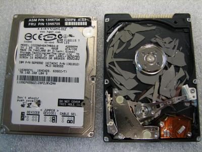 Disque dur externe portable tombé sur le sol, choc pouvant endommager les têtes de lecture