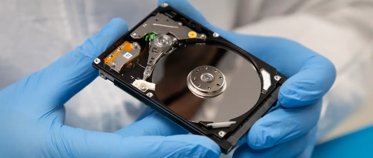 Micro-rayure sur plateau de disque dur causée par un choc mécanique sur les têtes