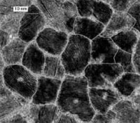 Rayure visible sur un plateau de disque dur après crash de tête causé par une contamination particulaire