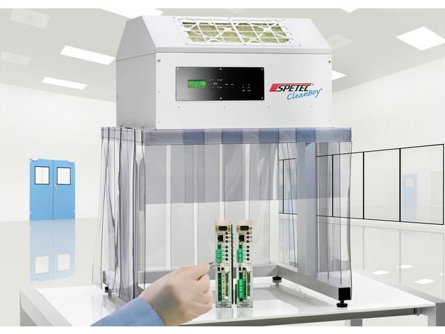 Salle blanche pharmaceutique ISO 3 avec flux laminaire vertical et opérateurs en tenue intégrale