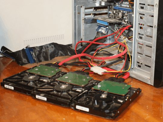 Ingénieur data recovery analysant un disque dur avant décision d'ouverture : diagnostic préalable obligatoire